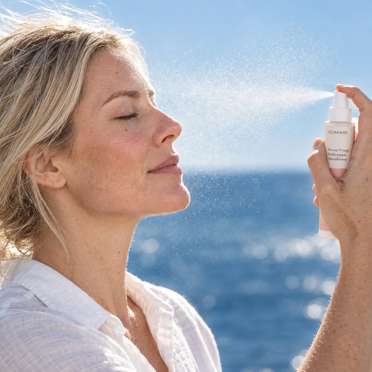 Comment utiliser la Brume Prébiotique Glimoir : yeux fermés, vaporiser à 20 cm du visage et du contour des yeux