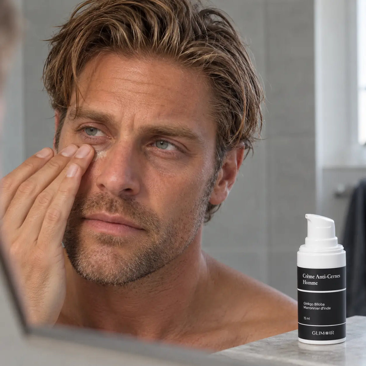 Application de la Crème Anti-Cernes Homme Glimoir en tapotant à l'annulaire au coin interne de l'œil, le matin