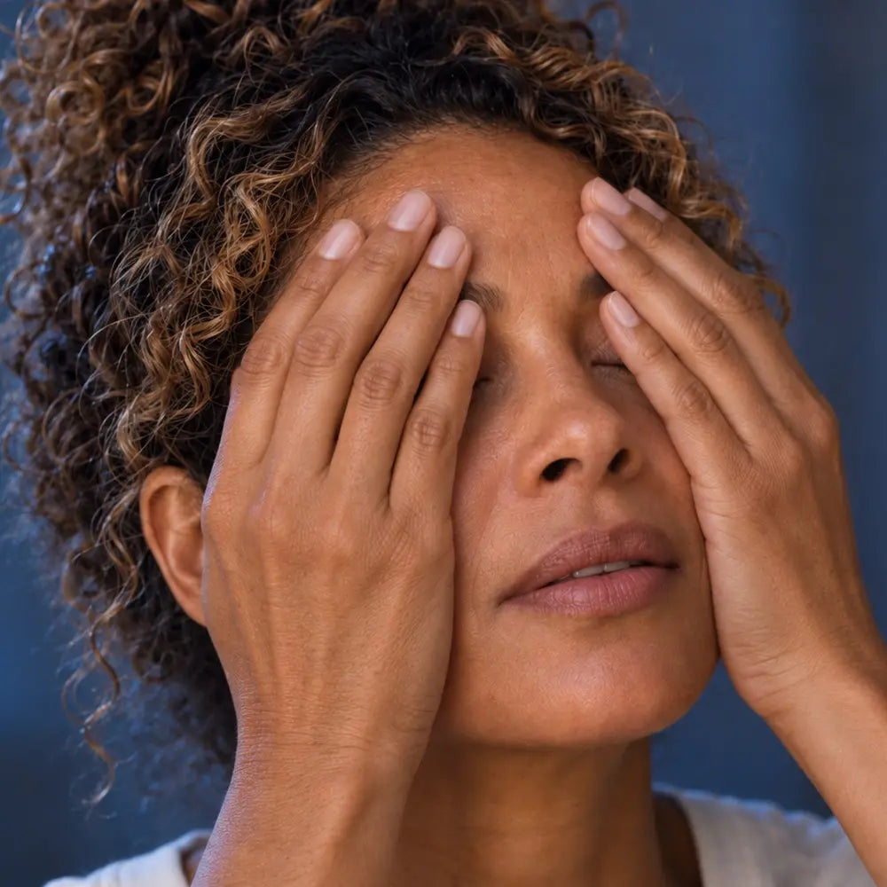Femme posant les paumes sur ses yeux fermés, regard fatigué en quête d'apaisement, Crème Apaisante au CBD Glimoir