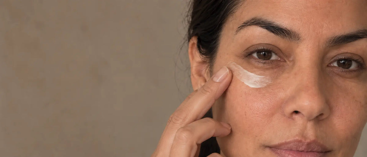 Regard d'une femme avec un trait de crème contour des yeux sous l'œil, Glimoir spécialiste du regard