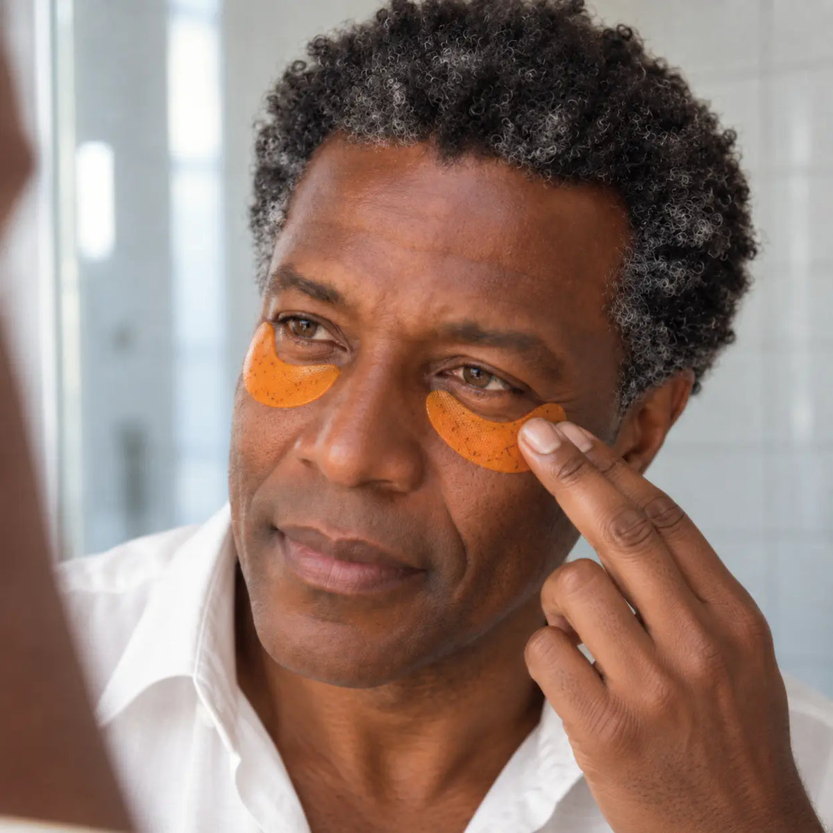 Pose des Patchs Anti-Fatigue Homme Glimoir du coin interne vers l'extérieur de l'œil, le matin avant une réunion