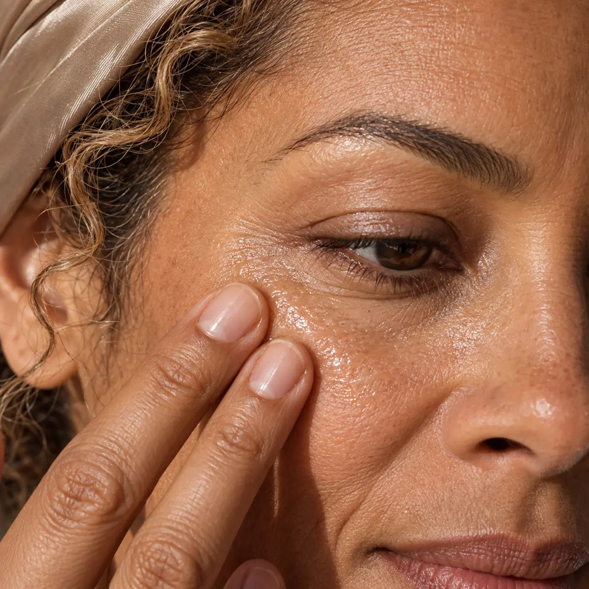 Après le retrait des Patchs Anti-Fatigue Glimoir, massage du sérum restant sur le contour de l'œil jusqu'à absorption