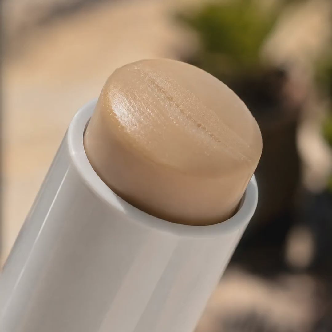 Stick solaire spf50 en mouvement avec la matière qui sort du tube