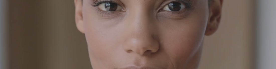 Regard reposé et apaisé, résultat des patchs contour des yeux anti-âge Glimoir à la Niacinamide et à l'Acide Hyaluronique