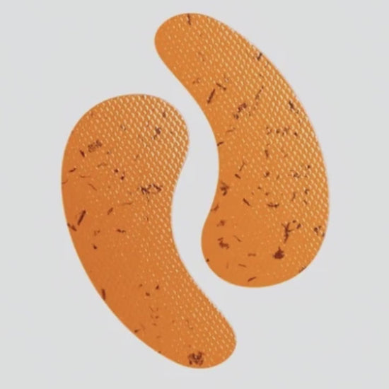 Vidéo macro de la texture hydrogel du patch contour des yeux anti-fatigue Glimoir pour homme, goutte d'eau et reflet sur fond pierre sombre"