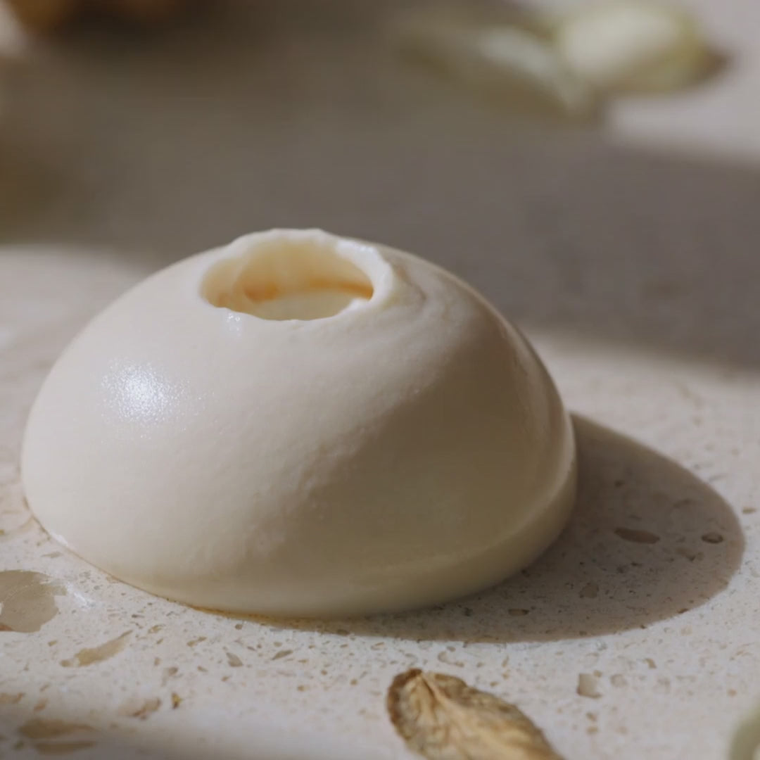 Texture de la Crème Anti-Cernes Glimoir homme, crème onctueuse étalée en traînée sous le doigt, actifs circulatoires Ginkgo et Marronnier