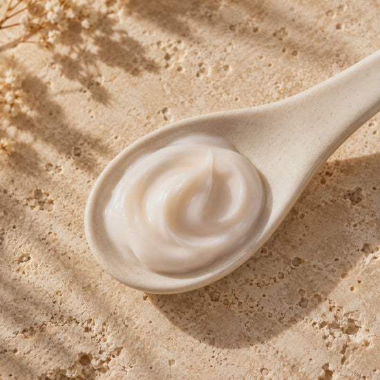 Texture de la Crème Lissante Glimoir, doigt qui lisse le swirl de crème sur une cuillère