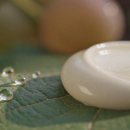 texture de la crème contour des yeux éclat  pour anti-cernes et poches en vidéo sur une feuille de vigne