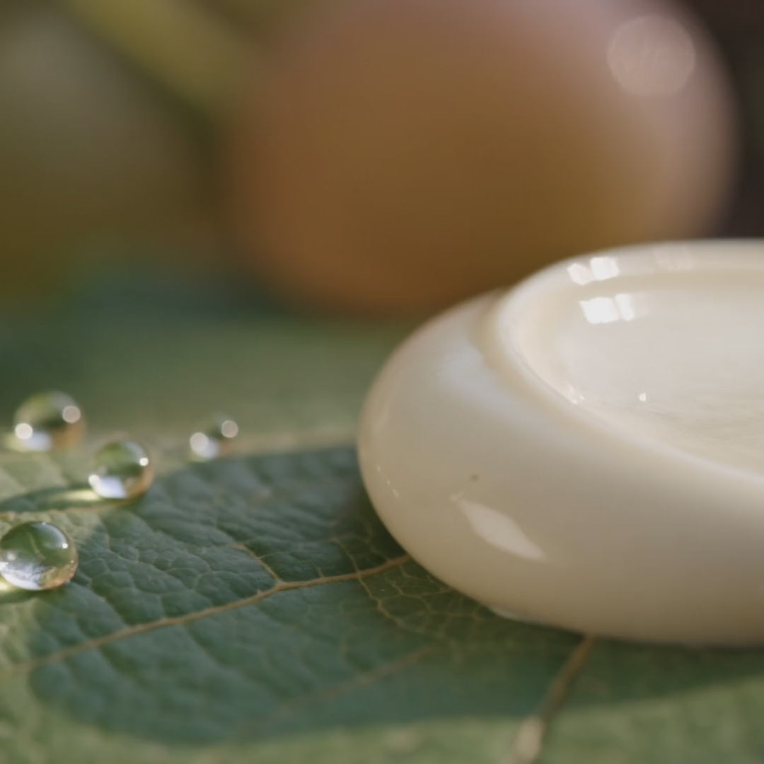 texture de la crème contour des yeux éclat  pour anti-cernes et poches en vidéo sur une feuille de vigne