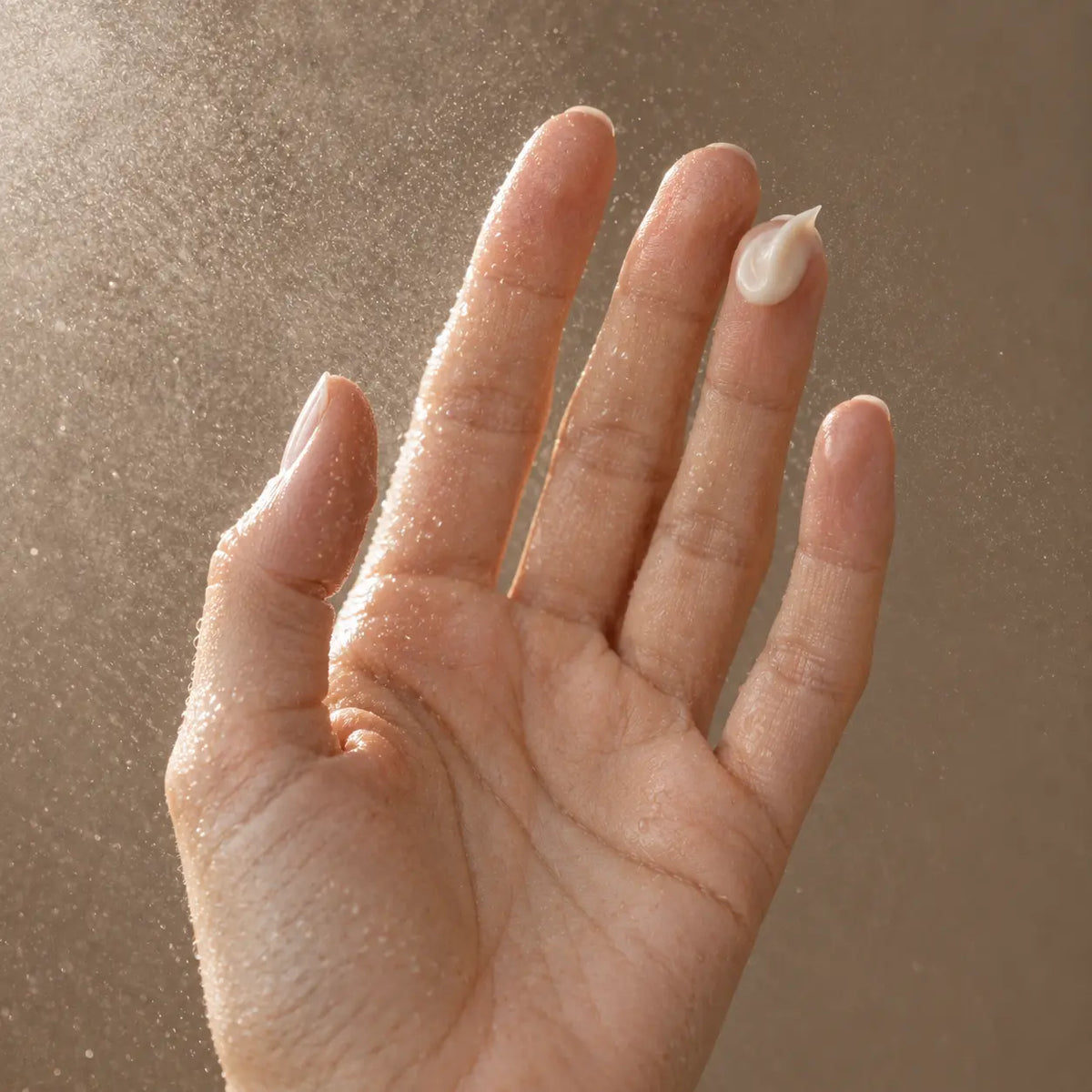 Routine éclat et peau sensible Glimoir : crème apaisante et brume prébiotique sur la main