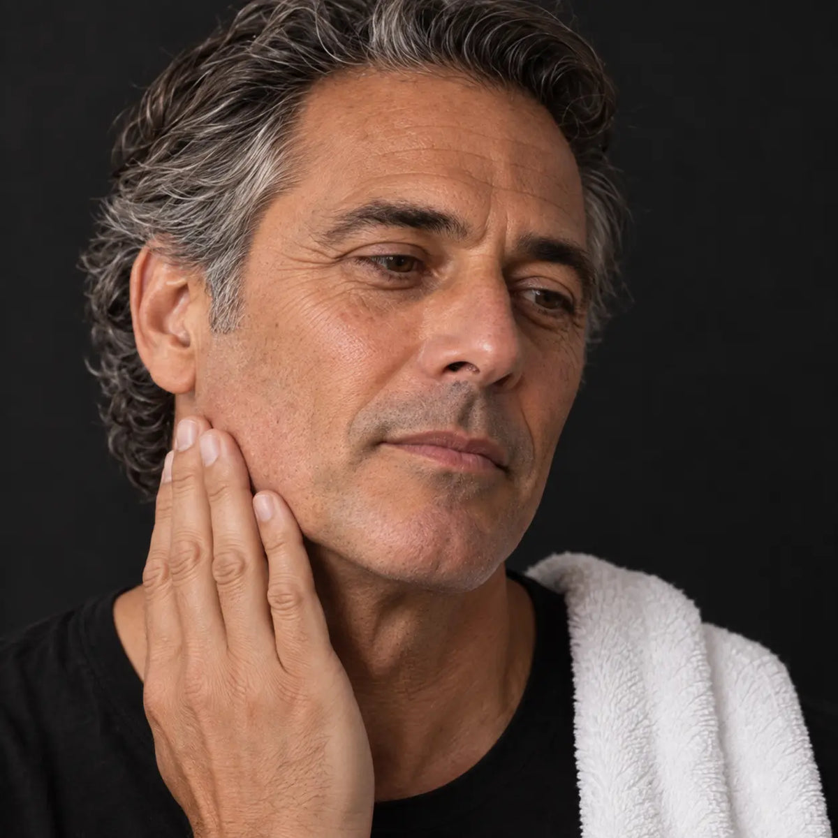 Homme après le rasage, peau du visage sensibilisée : le Sérum Anti-Rides Homme Glimoir, anti-âge sans irritation