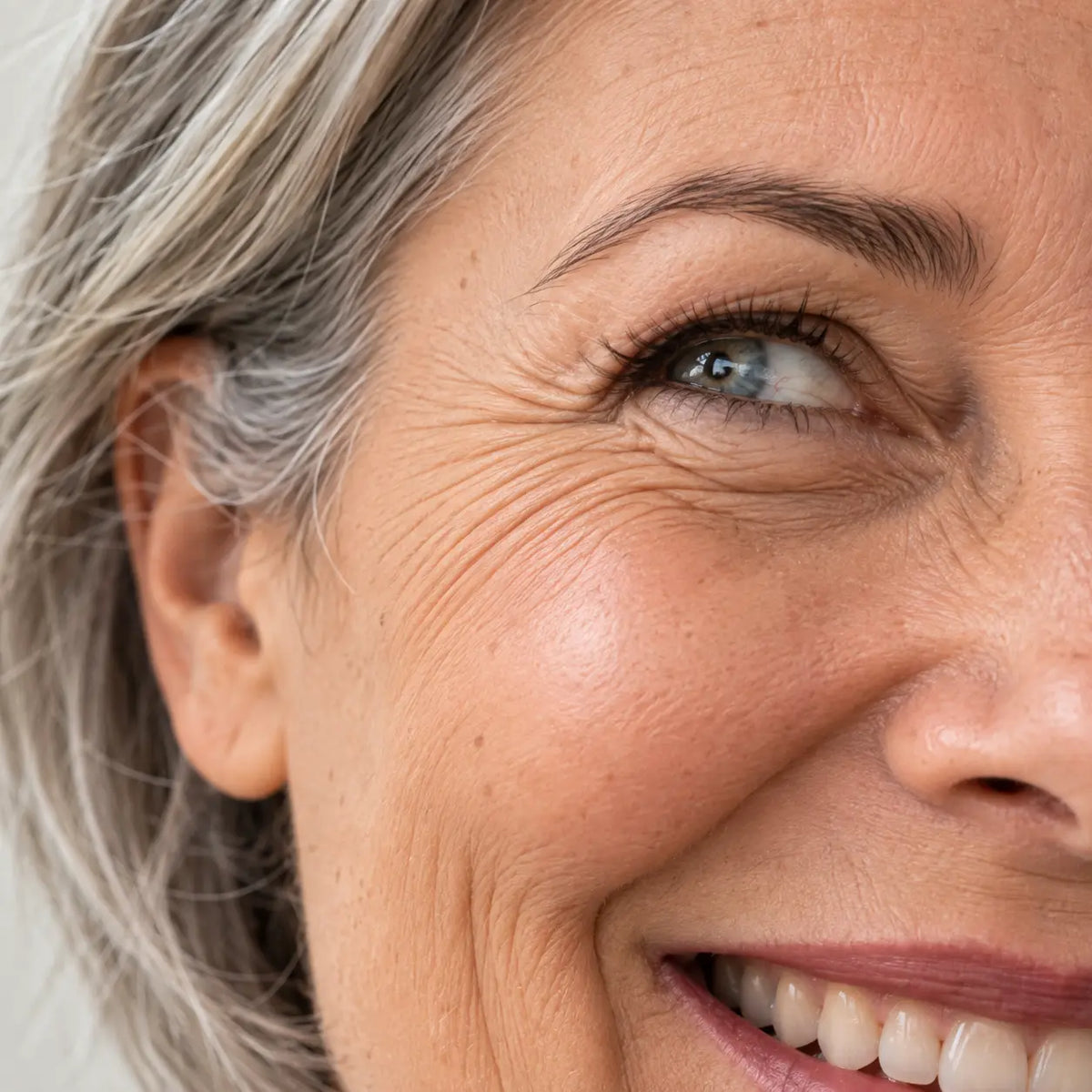 Regard rieur et pattes d'oie assumées, peau calme sans irritation, Sérum Anti-Rides alternatif au rétinol Glimoir