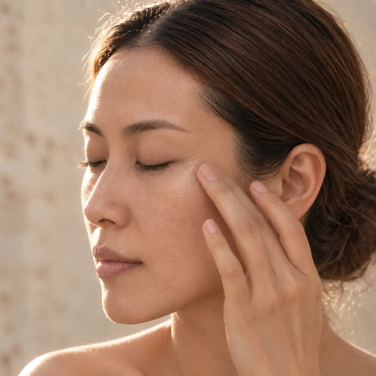 Application du Sérum Exosomes Glimoir : massage léger du coin externe de l'œil vers la tempe, yeux fermés